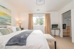 2 bedrooms, in-room safe, desk, iron/ironing board