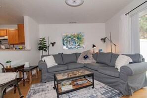 Smart-TV, Kamin, Bücher, Musikbibliothek