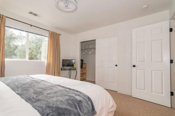 2 bedrooms, in-room safe, desk, iron/ironing board