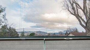 Une vue sur un paysage montagneux, avec un ciel dégagé et quelques nuages.