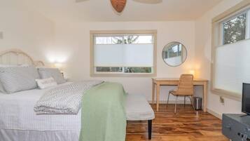 2 chambres, coffre-fort, bureau, fer et planche à repasser