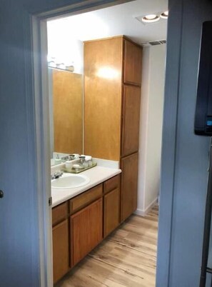 Shower, hair dryer, towels, soap - Townhome 2 bed, 2 bath, fenced backyard & garage (Central Point)