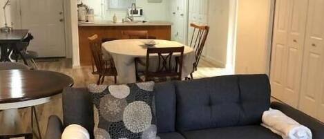 Smart-tv, pejs, bøger, musikbibliotek