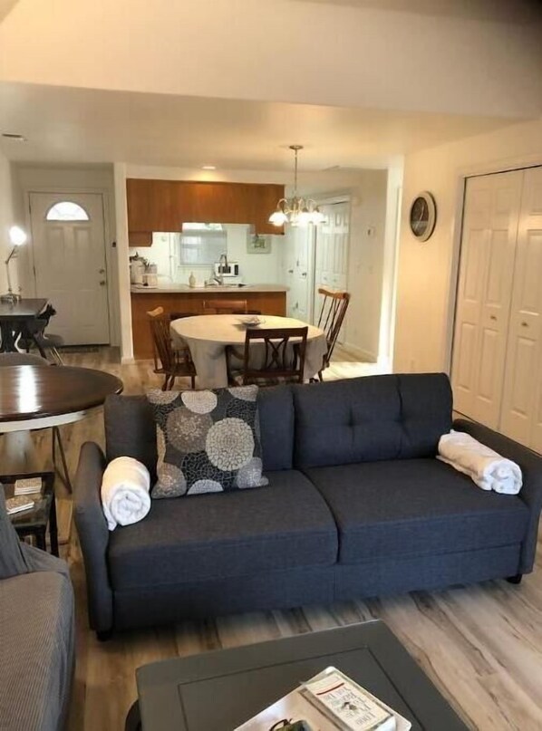 Smart TV, fireplace, books, music library - Townhome 2 bed, 2 bath, fenced backyard & garage (Central Point)
