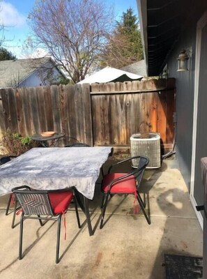 Outdoor dining - Townhome 2 bed, 2 bath, fenced backyard & garage (Central Point)
