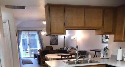 Townhome 2 bed, 2 bath, fenced backyard & garage