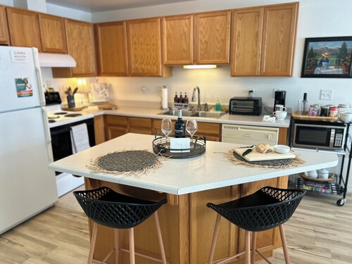 Lovely 2 bedroom condo Mid-century Cozy cottage