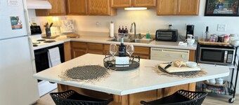 Lovely 2 bedroom condo Mid-century Cozy cottage