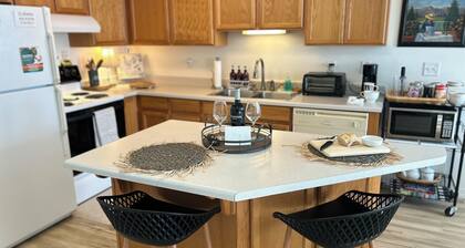 Lovely 2 bedroom condo Mid-century Cozy cottage