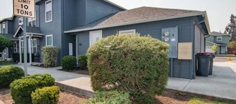 Lovely 2 bedroom condo Mid-century Cozy cottage