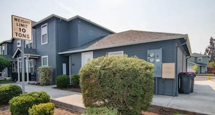 Lovely 2 bedroom condo Mid-century Cozy cottage