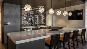 Grand réfrigérateur, micro-ondes, four, plaque de cuisson