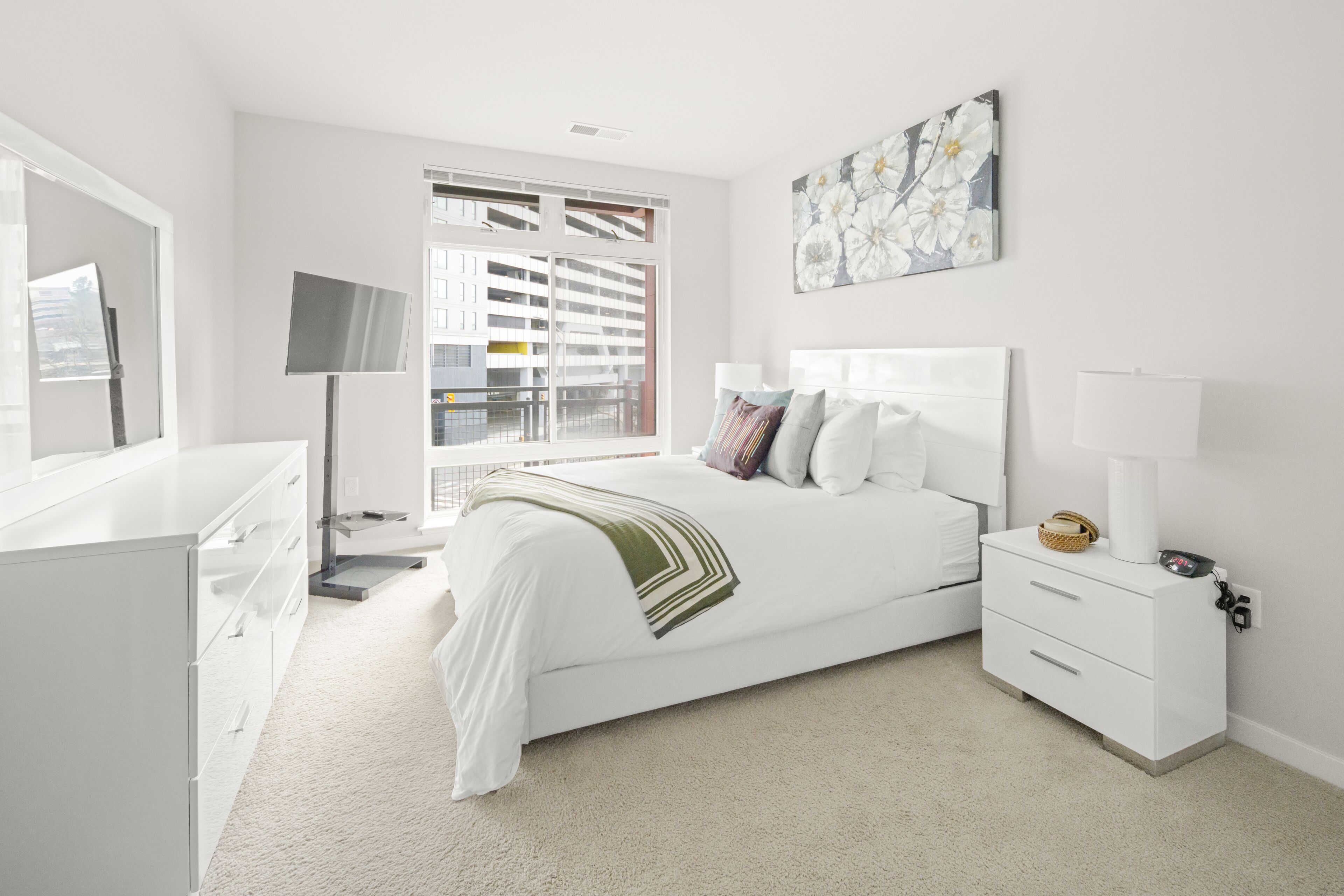 Apartamento superluxo, 2 quartos | Escrivaninha, espaço de trabalho para notebook