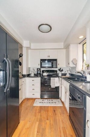 Frigorífico, microondas, horno y placa de cocina