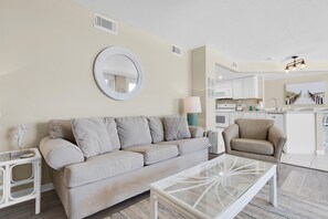 Condo, varias camas (Aquavista 404E) | Área de sala de estar | Televisión 