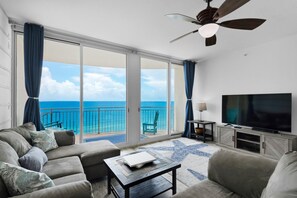 Condo, varias camas (Aqua Resort 1705) | Área de sala de estar | Televisión 