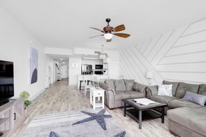 Condo, varias camas (Aqua Resort 1705) | Área de sala de estar | Televisión 