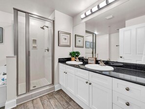 Appart'hôtel, plusieurs lits (Aqua Resort 1505) | Salle de bain