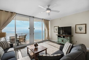 Condo, várias camas (Aqua Resort 1505) | Área de estar | TV