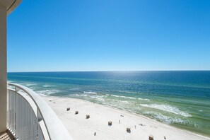 Condo, varias camas (Aqua Resort 1007) | Playa | En la playa 