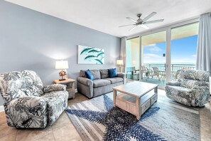 Leilighet, flere senger (Aqua Resort 1007) | Oppholdsområde | TV