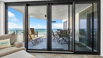 Condo, várias camas (Watercrest 402) | Área de estar | TV