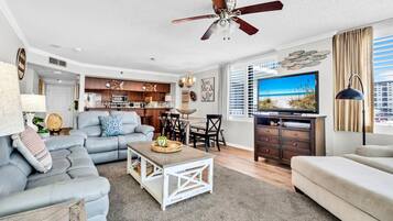 Condo, varias camas (Watercrest 402) | Área de sala de estar | Televisión