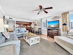 Apartment, Mehrere Betten (Watercrest 402) | Wohnbereich | Fernseher