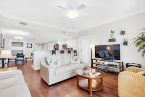 Condo, várias camas (Treasure Island 1410) | Área de estar | TV