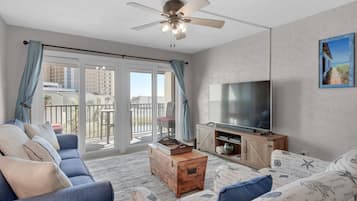 Condo, varias camas (Sugar Beach C-3 (Beach Life)) | Área de sala de estar | Televisión