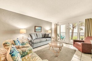 Condo, 1 cama King e sofá-cama (Sugar Beach C-2) | Área de estar | TV