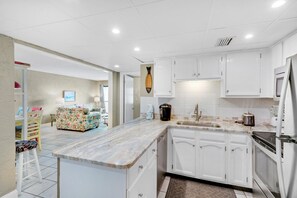 Apartamento, 1 cama de matrimonio grande con sofá cama (Sugar Beach C-2) | Cocina privada | Horno y tostadora