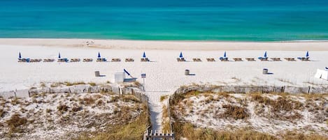 Appart'hôtel, 1 très grand lit et 1 canapé-lit (Sugar Beach C-2) | Plage