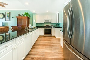 公寓客房, 多張床 (Sterling Beach #602) | 私人廚房 | 烤箱、烤麵包機