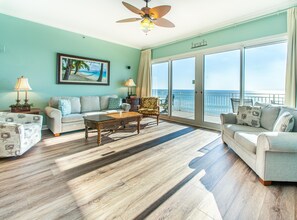 公寓客房, 多張床 (Sterling Beach #602) | 起居區 | 電視