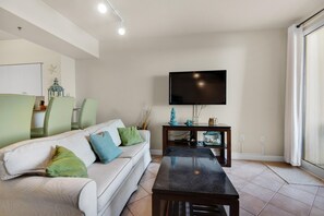 Condo, varias camas (Shores of Panama 610) | Área de sala de estar | Televisión 