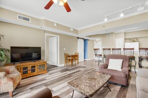 Condo, 1 cama King size y sofá cama (Shores of Panama 2112) | Área de sala de estar | Televisión 
