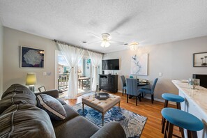 Smart TV, books - The SeaOats at Seascape Oceanside Beach Condo (Carolina Beach)