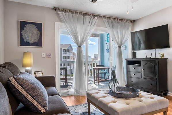 Smart TV, books - The SeaOats at Seascape Oceanside Beach Condo (Carolina Beach)