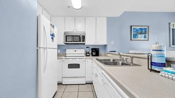 Condo, 1 Queen Bed with Sofa bed (Seychelles 207) | Private kitchen | Oven, toaster