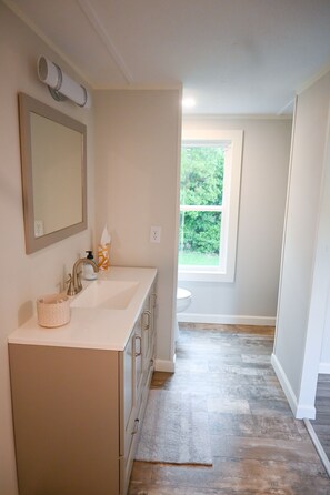 Regadera, toallas, jabón, shampoo 