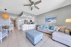Apartment, 1 King-Bett und Schlafsofa (Seychelles 1504) | Wohnbereich | Fernseher