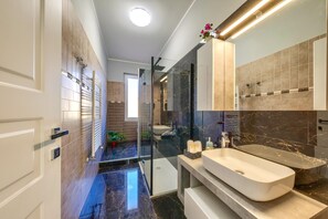 Doccia, asciugacapelli, bidet, asciugamani