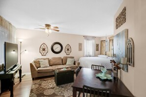 Studio, 1 très grand lit (Sandcastle Villas #24) | Aire de séjour | Téléviseur