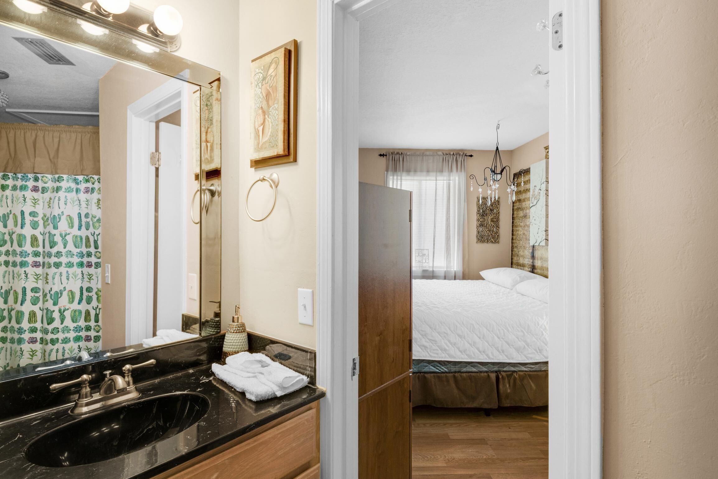 Monolocale, 1 letto king (Sandcastle Villas #24) | Bagno | Set di cortesia gratuito, asciugamani, sapone, carta igienica