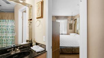 Monolocale, 1 letto king (Sandcastle Villas #24) | Bagno | Set di cortesia gratuito, asciugamani, sapone, carta igienica