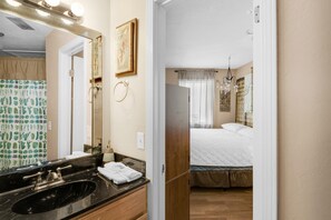 Studio, 1 très grand lit (Sandcastle Villas #24) | Salle de bain | Articles de toilette (gratuits), serviettes fournies, savon