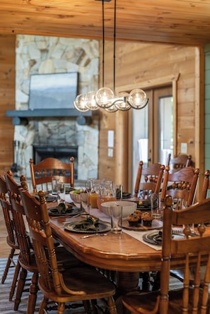 Dining - Hot Tub · Private Sauna · Arcade. Luxury Cabin for 14. 10 Min to Helen, GA (Sautee Nacoochee)
