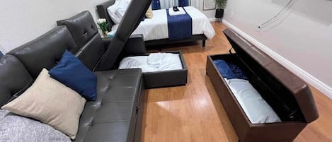 2 多间卧室、办公桌、旅行婴儿床、WiFi