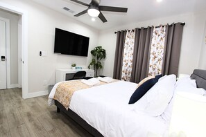 2 bedrooms, desk, travel cot, WiFi - NEW! 2-Bedroom Fontana Guest House close to Kaiser Permanente (Fontana)